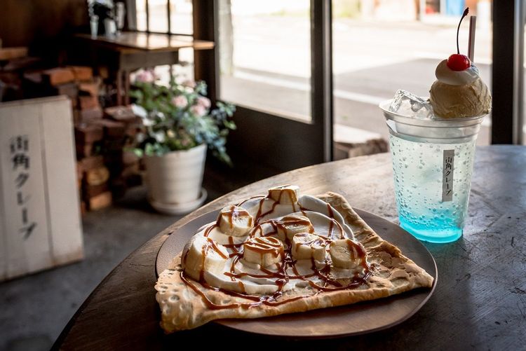 函館の人気店パリもち新食感クレープ「街角クレープ」にかぶりつく