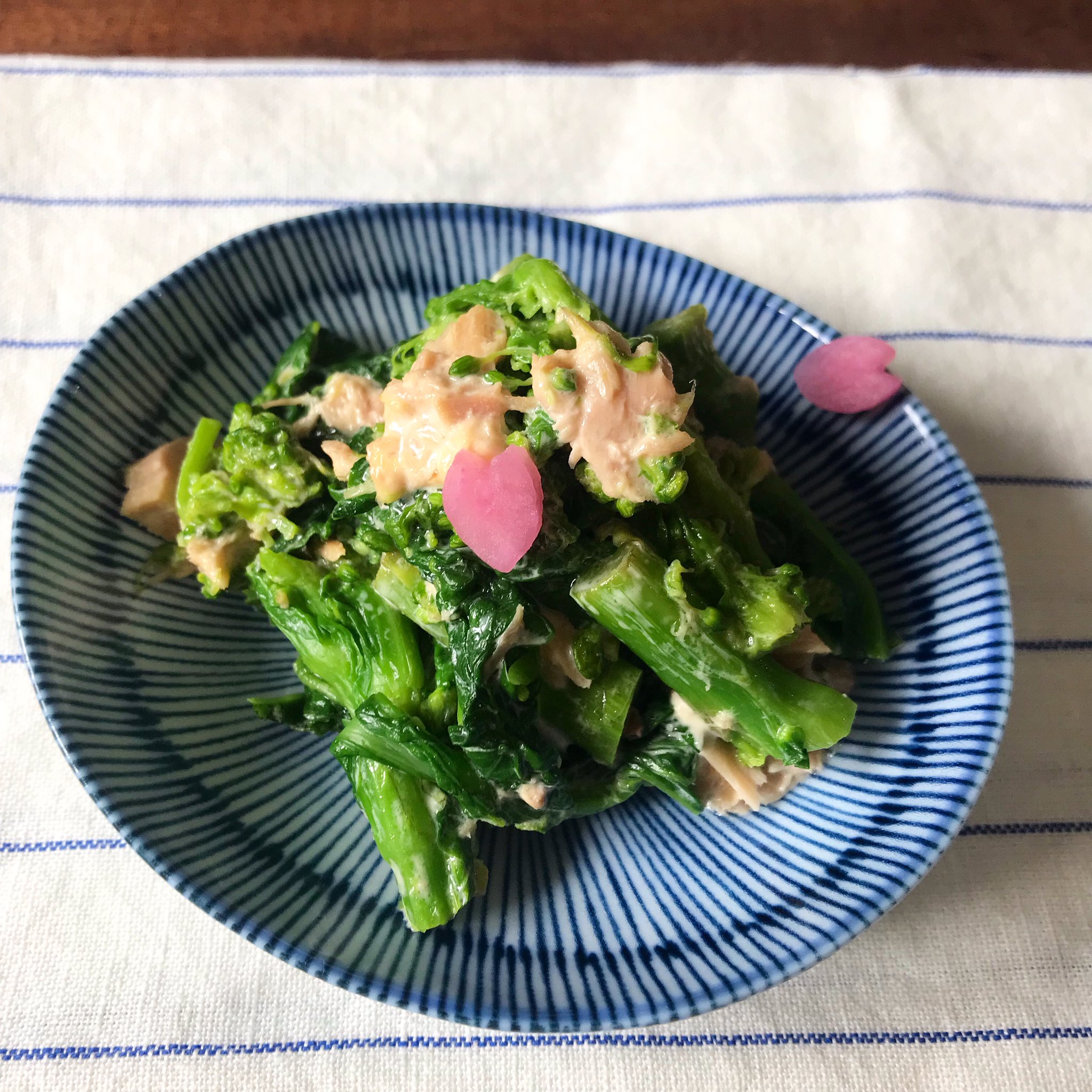 一足早く春気分🌸 旬の菜の花でおいしく栄養チャージ✨ 本日ご紹介するのは、 『生モッツァレラと菜の花のツナマヨ和え』 Photo by@yukibonyukibonさん 本日2月3日は立春🌸 暦のうえでは冬が終わり、春が訪れる日とされています😊 春を告げる野菜と言われている