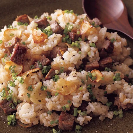 ステーキソースで簡単！ビーフガーリックライスぶるキッチン