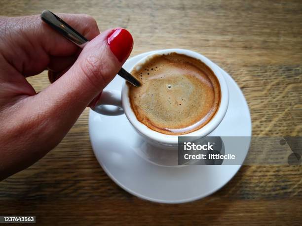 コーヒーカップを持つ手 10778002439 の写真・イラスト素材アマナイメージズ