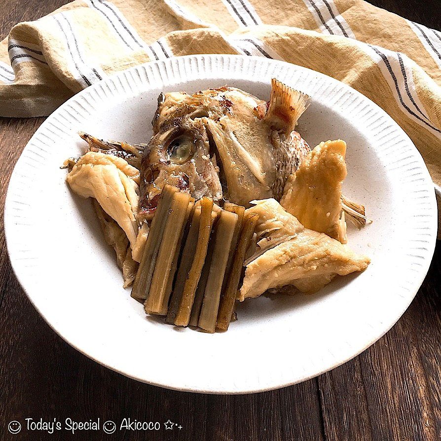 みんなでお魚食べよ！, ・, こないだ鯛めしにした残りをあら炊きに。, ・, しっかり洗って、鱗も取って, 塩と酒をまぶして,出て来た水分を拭き取る, ・, 鯛のあら, 水200ml, 酒100ml, 落とし蓋をして煮る, 火がほぼ通ったら, 砂糖大さじ1, みりん大さじ2,醤油大さじ2, 煮詰める, 生姜の千切り入れて, 更に煮詰める, ・,