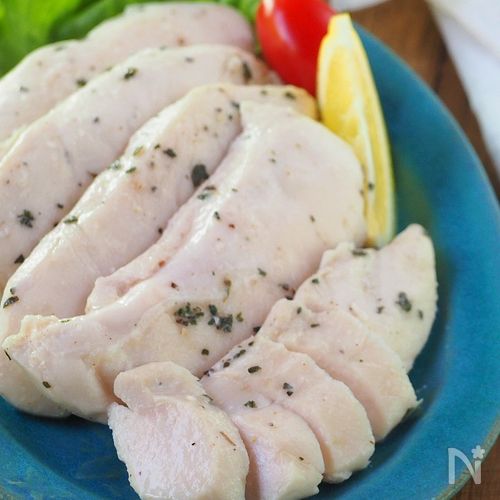 今日はジムの日だったので、たまには筋トレ飯っぽいものでも。リュウジお兄さんのササミステーキ。ブロッコリーとカボチャのソテー添え。ササミ は下味にコンソメじゃなくマジックソルト使用。レモンバターソースで思っケイチェルおじ