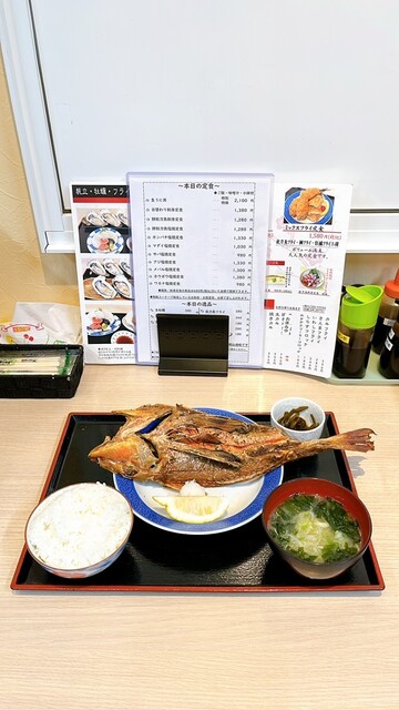 海の幸ふるまいセンターです‼️ お盆も元気に営業しております‼️‼️今週は定休日の13日水曜日も開店しておりますのでご利用よろしくお願いいたします😃本日、食堂は11時から❗オススメはウニ丼、各種海鮮丼となっております🎵 鮮魚コーナーでも多くの品物並んでおり