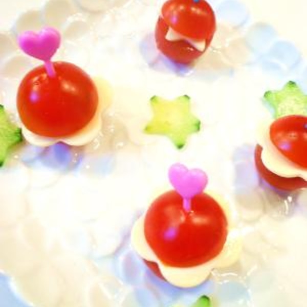 役に立ったと思ったらいいね♥してください! \夏のお弁当のNGポイントはどれ?  皆さまはわかりましたか? ✓ミニトマトのヘタの雑菌に注意!洗いづらいヘタ部分に菌が残りやすく、食中毒の原因に⚠️ お弁当に入れる場合は、ヘタを取ってしっかり水気を切りましょう