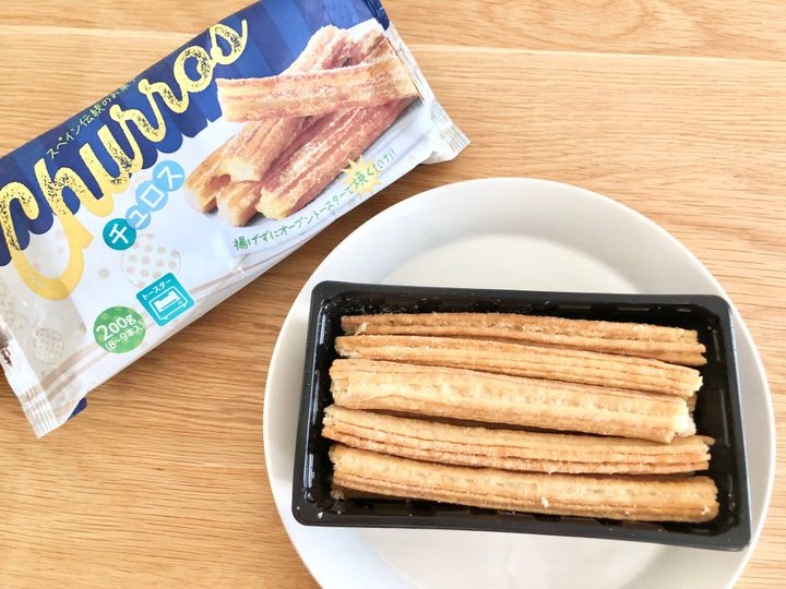 𖤣𖤥𖠿𖤣𖤥 業務スーパーに冷凍チュロスが 2種類あるの知ってますか😶？ · 実はこっちはスペイン産の本場のチュロス🤤 ·もうひとつは油で揚げるやつなんだけど 断然こっちの方が楽だし、美味しい😍♡ · まさにねずみ王国のやつだよ🐻♡ · 味はシーズニングのキャラメルを