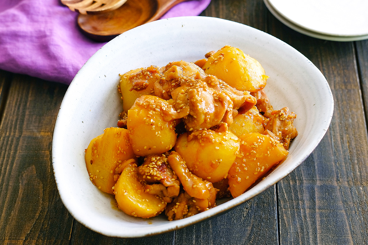 鶏の手羽元とじゃがいもの韓国風煮物