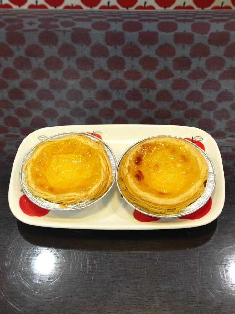 コストコファン待望の再販！人気のエッグタルト「パステル・デ・ナタ」 サクッと香ばしいパイ生地に、とろ〜り濃厚カスタード！パンコーナーにて、4個入りの小分けパックで販売中です♪ トースターで温めると外はサクッ、中はとろっ。 おやつにも朝食にもぴったりです