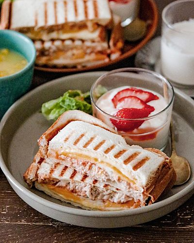 食べ応えしっかり！ ツナマヨコーンのホットサンド