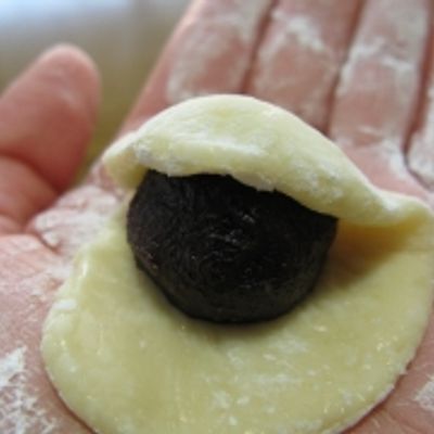 やっと投稿できました🙇‍♀️紅白まんじゅうの𝚛𝚎𝚌𝚒𝚙𝚎ㅤ赤白合わせて約𝟹𝟼個分 ㅤㅤ 小麦粉 𝟸𝟶𝟶ｇㅤ ベーキングパウダー 𝟼ｇㅤ きび砂糖 𝟾ｇㅤ 水 𝟷𝟸𝟶ｇㅤ 米油 𝟷𝟼ｇㅤ 紅麹 適量 打ち粉 小麦粉多め