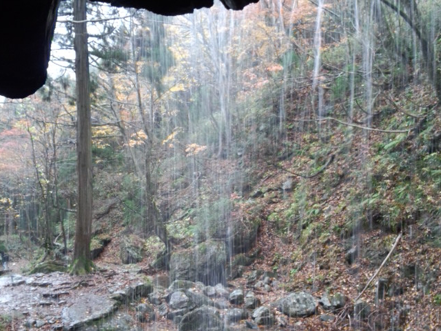 岩井滝 岡山県 鏡野町の観光地スポット 滝を裏側から見学!「裏見の滝」岡山はれろぐ