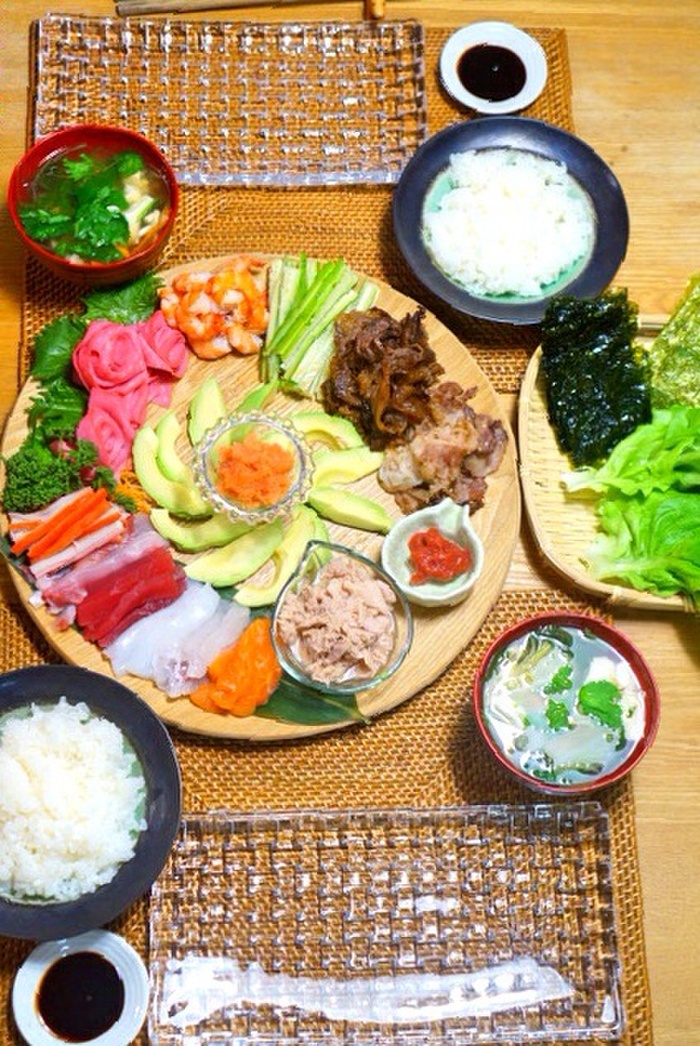 さまざまな種類の巻き寿司が大皿に盛り付けられています。無料写真