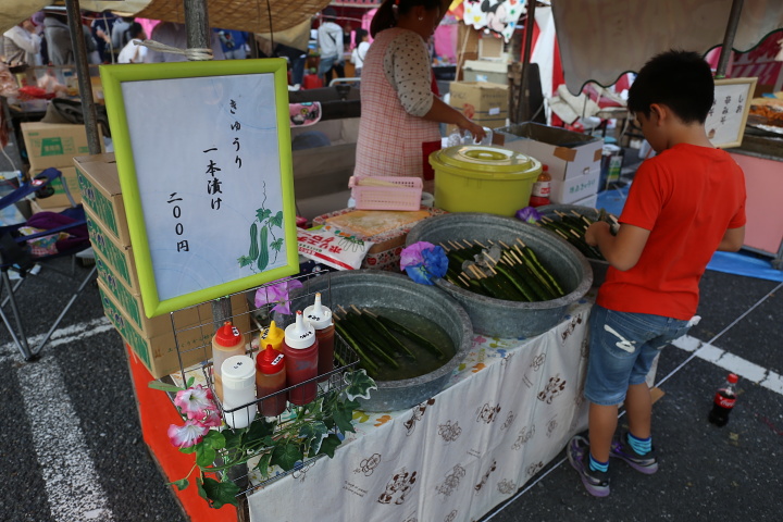 屋台の冷やしキュウリの写真・画像素材-Snapmart スナップマート