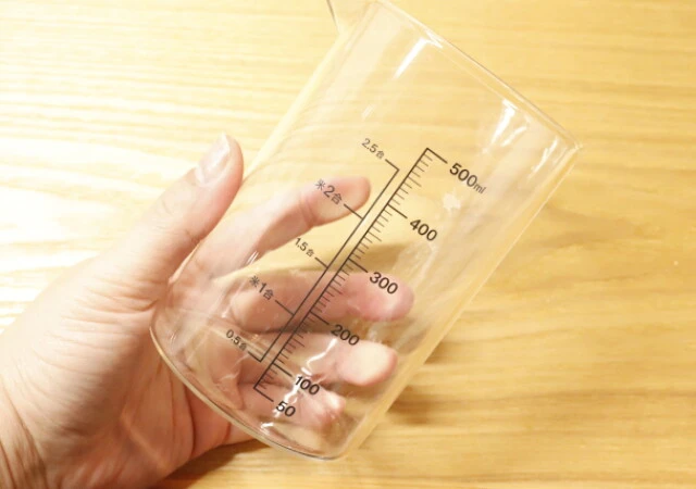 ダイソーで売り切れ続出も納得しかない 変形するから使いやすい!電子レンジOKの ダイソー シリコーン計量カップ - レタスクラブ