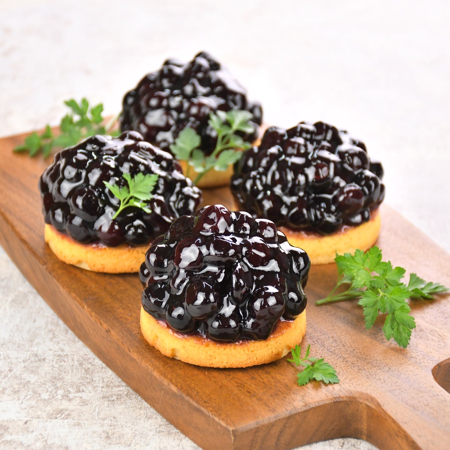 新作 「ブルーベリータルト」 タルト生地にカスタード ブルーベリームース 贅沢にシャインマスカットまで❣️ 是非味わってみてくださいませ😃愛知スイーツ愛知ケーキ屋豊田市スイーツ豊田市ケーキ豊田市菓子工房デコレ豊田市デコレ豊田市スイーツ巡り