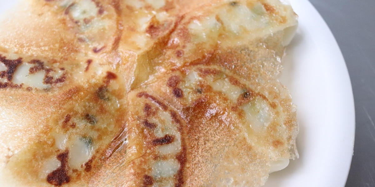 美味しい「羽根つき餃子」の作り方。羽根の材料は小麦粉？ 片栗粉？ 決め手は水の量とタイミング！HugKum はぐくむ
