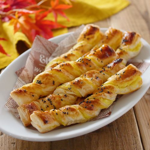 ひとくちサイズが食べやすい！しっとり甘～い最高のスイートポテト, 美味しいさつまいもにバターと牛乳、砂糖を加えてさらにおいしく作りました。,ひとくちサイズに作りましたので、パクパクっと5個は行けそうです。, ✏－－－－－－－－－－－－－－－－－－－,材料 , さつまいも 600g正味 450g, グラニュー糖 60g, 有塩バター 20g, 牛乳 芋の水分による100ml～, 卵黄