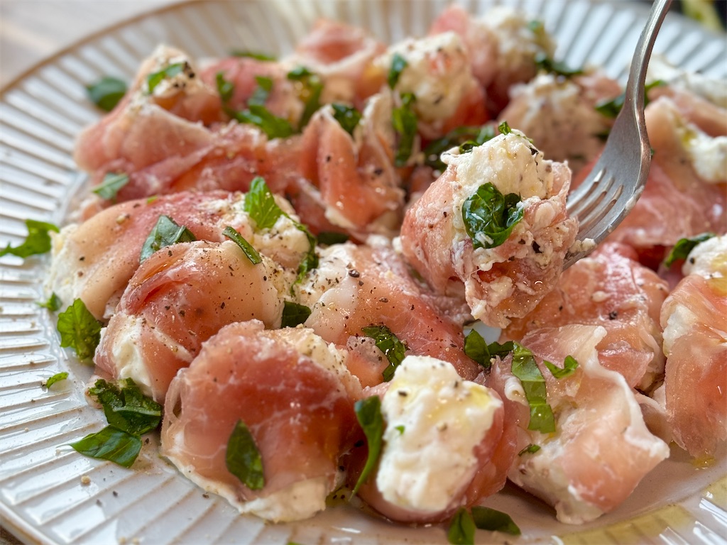 ころころ生ハムdeポテサラ💕 ころんと一口大サイズなので食べやすいし、 ポテサラと生ハムが相性良くて最高です😋 リールにレシピを載せているのでよかったら参考に作ってみてください🔆お家ご飯ひとり暮らしテーブルコーディネート簡単ごはん自炊女子