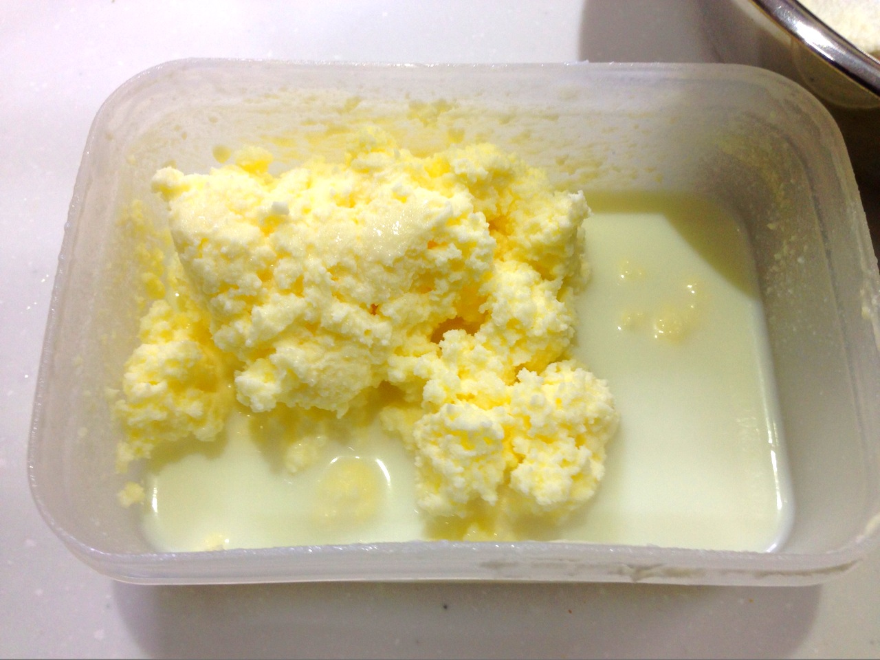 生クリームの変身~! バターミルクと生クリームバター作り☆