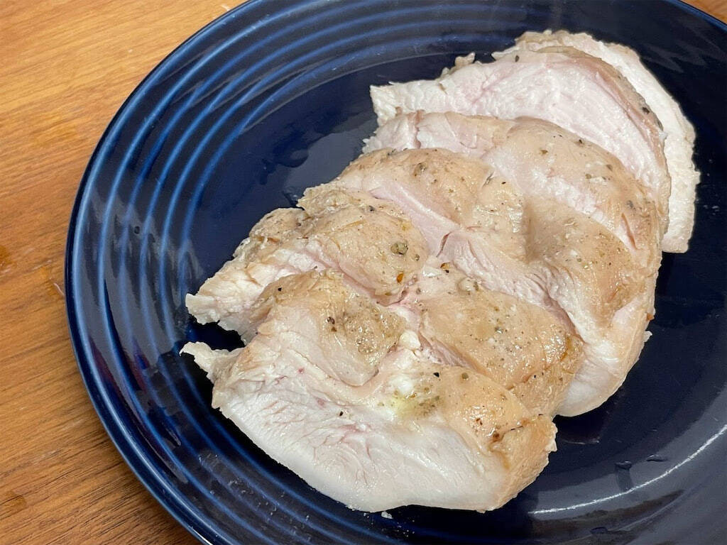 びっくり茹で鶏のつくり方「鶏むね肉」をおどろくほどしっとり仕上げる、わが家の定番 榎本美沙さん9月のおすすめ記事 - 天然生活web