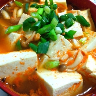 寒い日に食べたいキムチチゲ🔥, お肉もお野菜もたっぷりだからおかずになるスープです🥣, スープだけどボリュームたっぷりだから,満足感もあってあったまるのがいいところ😌, ✍️詳しいレシピ, ◆キムチチゲ,材料 , ・豚肉150g, ・キムチ100g,・たまねぎ1 2個, ・しめじ1 3, ・豆腐300g,調味料 , ・ごま油大さじ1, ・味噌大さじ2,