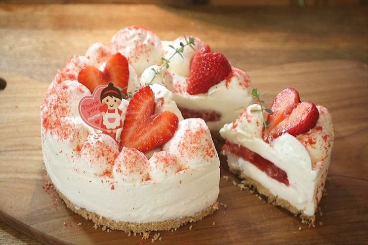 ティラミスとジャムを皿に盛り付けの写真素材・画像素材 Image 117511762