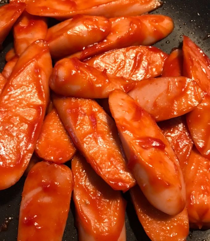 魚肉ソーセージ、卵、キャベツの炒め物