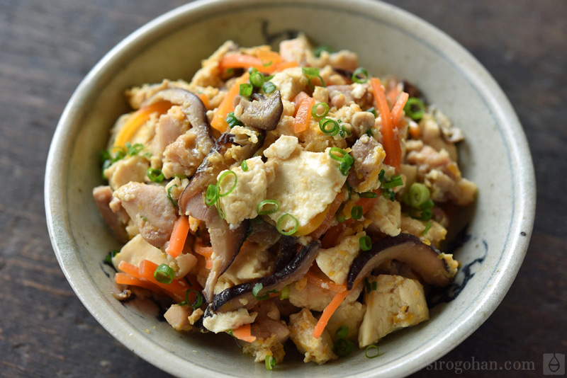 豆腐のふわふわ焼き』 木綿豆腐一丁を水切りする. はんぺん一枚をちぎる. 冷凍枝豆を10個位 解凍する なくてもOK . しめじ 1 5パック位みじん切り なくてもOK 上記と以下の調味料を混ぜる. ↓. 和風だしの素、砂糖、醤油 各小1. 片栗粉 大2 丸くして 胡麻油で
