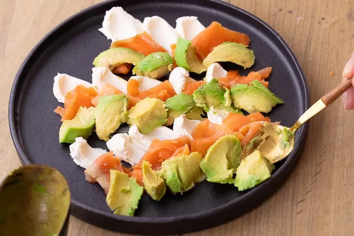 5分で完成！あっというまにできちゃう「サーモンとクリームチーズのカナッペ」 もあいかすみの一品で大満足「働楽ごはん」36-E・レシピ 1 1ページ