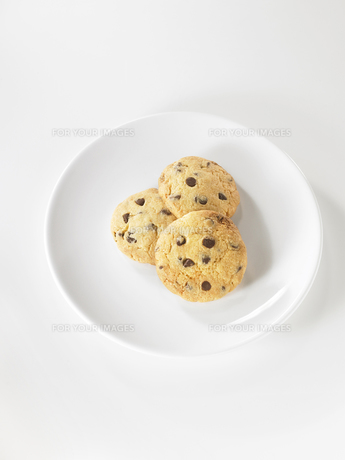 丁寧に作られたクッキーとレース柄の白いお皿で上品に