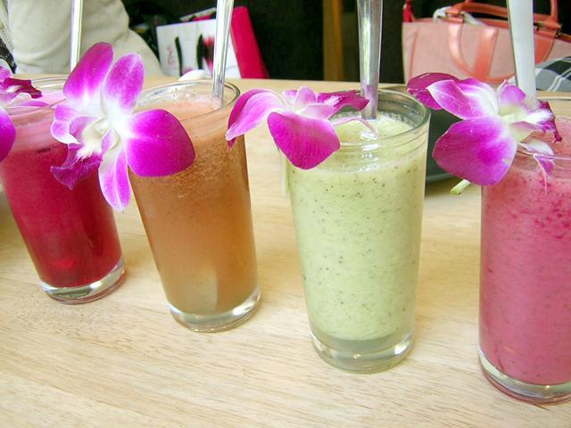 タマリンド果実からペーストを作る。のどか