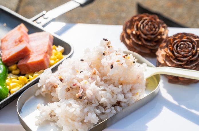 焚き火で飯盒炊飯をしてみよう!失敗しないやり方を徹底調査 - 焚き火の神様