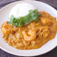 ハウス食品株式会社さまから商品を提供していただきました。, 「レッドカレー」を使ったレシピです！,レッドカレーはえびの旨味がぎゅっと詰まったカレーです！, 見た目は赤色だから結構辛そうに見えるけれど、中辛なのでそこまで辛くないです♪,クミンやマスタードなどのスパイスが効いた本格的なカレーになっています！, そんなレッドカレーに合わせたのはアボカドです！, 本日のレシピ🍽️,