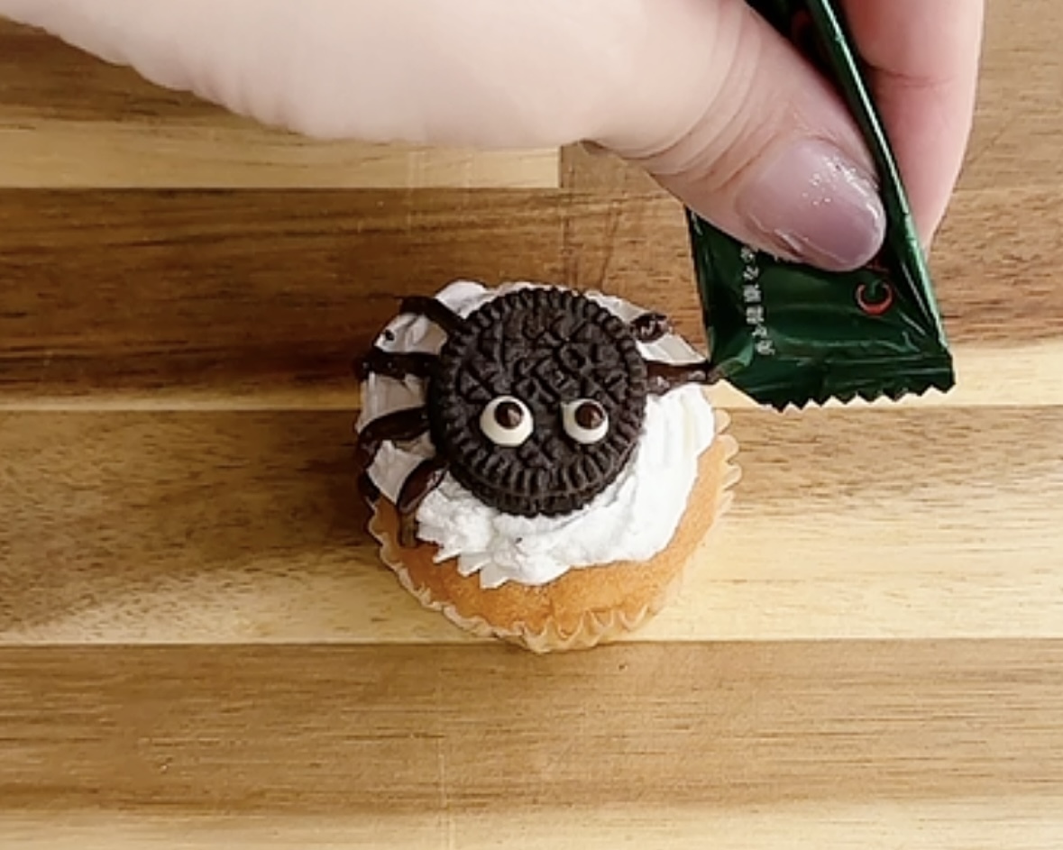 How to make an oreo cute mummy Halloween - YouTube
