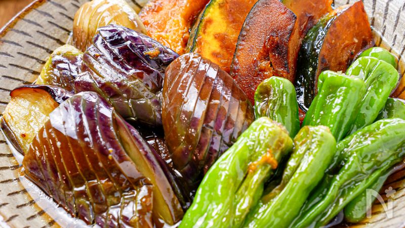 作り置きもOK！夏野菜を揚げずに焼いて作れる焼き浸しのレシピヨムーノ