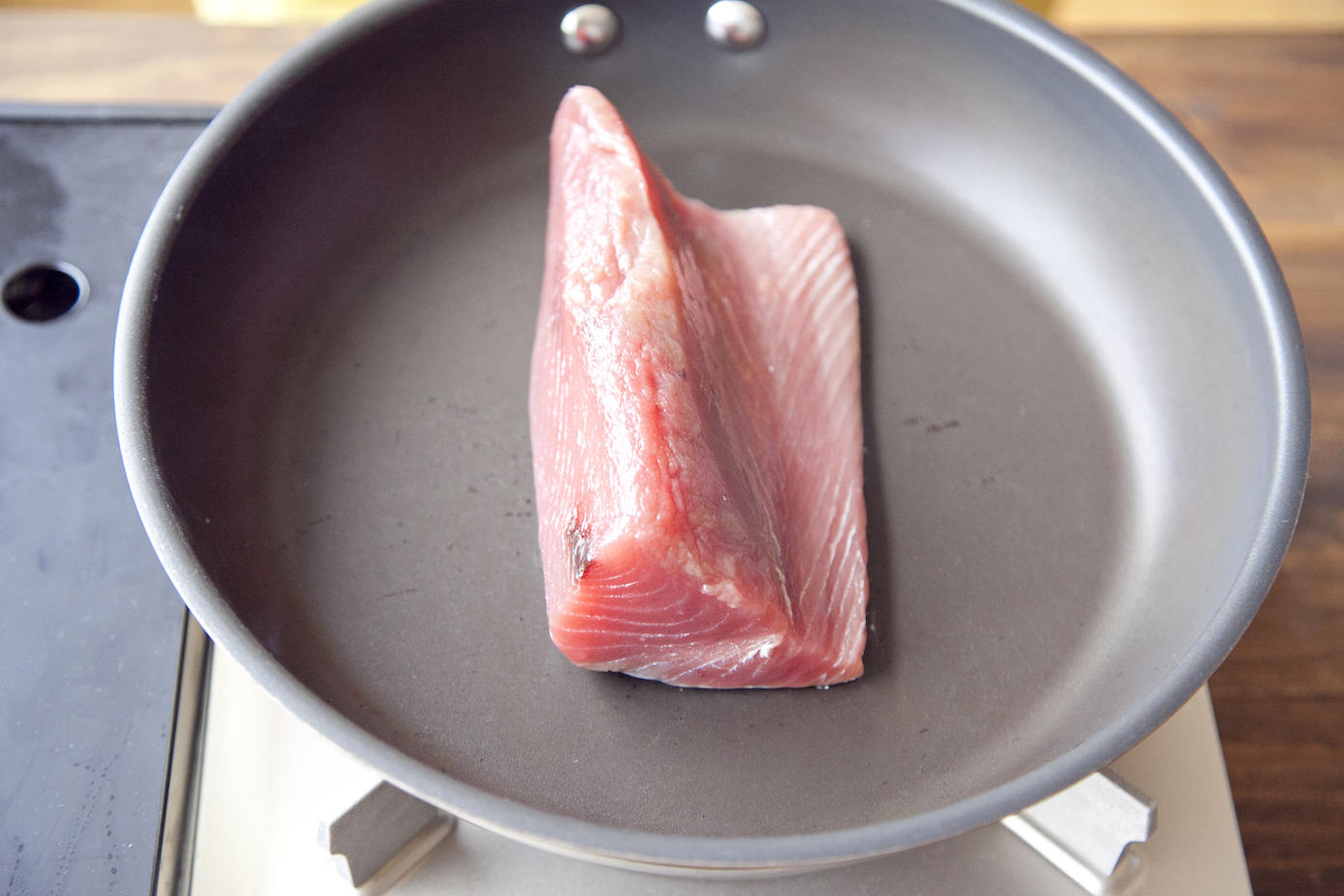 魚のプロ 生かつお 鰹 のたたきレシピ。味と香りはたたいてなじませるのが正解！三越伊勢丹の食メディアFOODIE フーディー