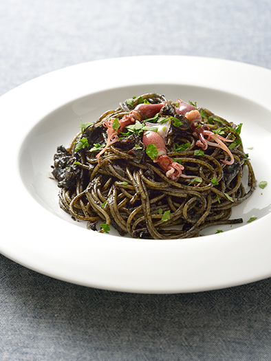 魚介の旨味がギュ！イカスミパエリア
