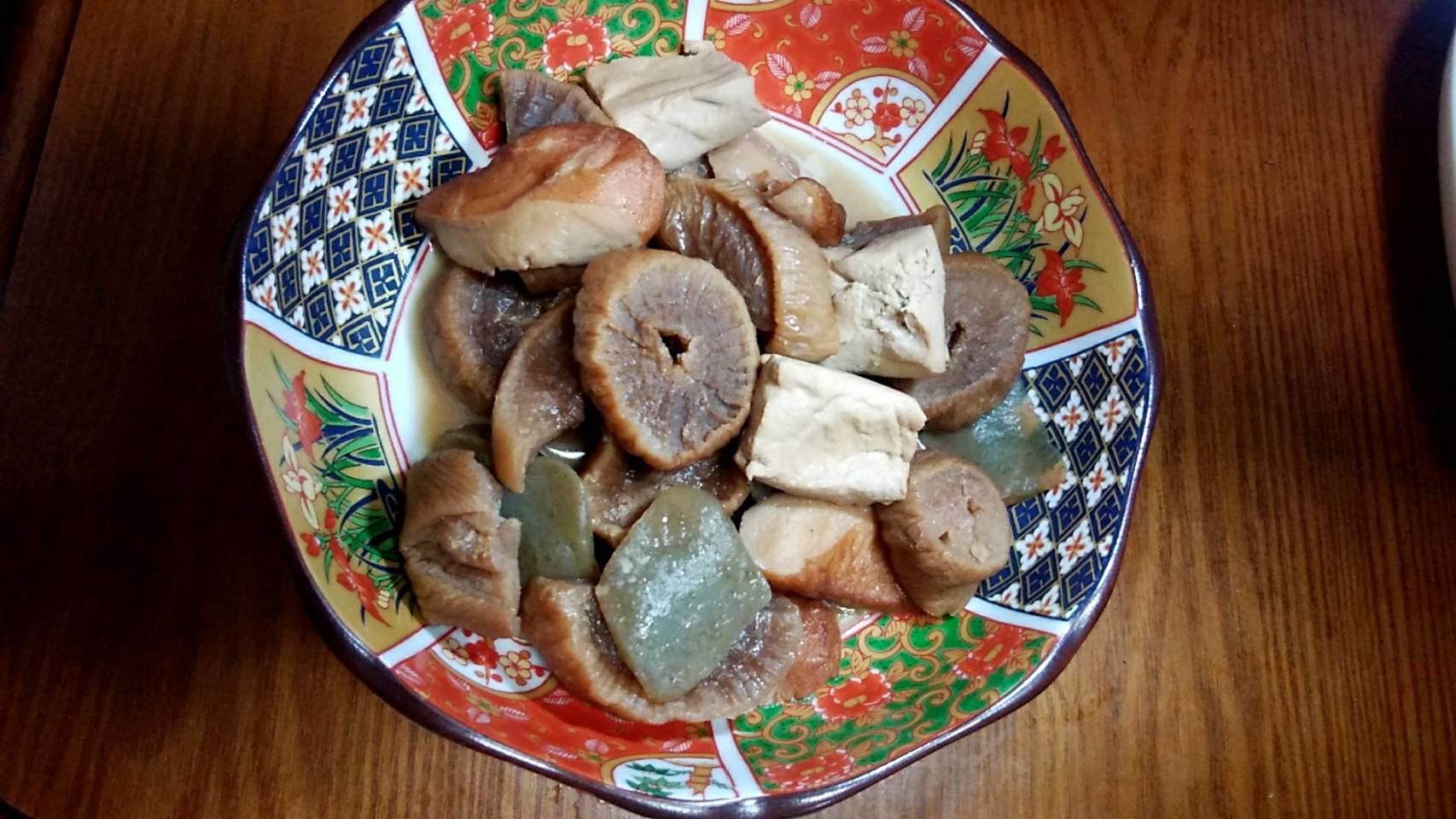 宮城県からおすすめ食材をご紹介~ 今週ご紹介するのは、東北の風土を生かした滋味深い味わいが楽しめる「へそ大根」です🧐 「へそ大根 」は、丸森町筆甫 ひっぽ 地区に伝わる大根の乾物で、凍み大根のひとつです☝ 一度煮た大根の輪切りを竹の棒に刺して軒下に並べ