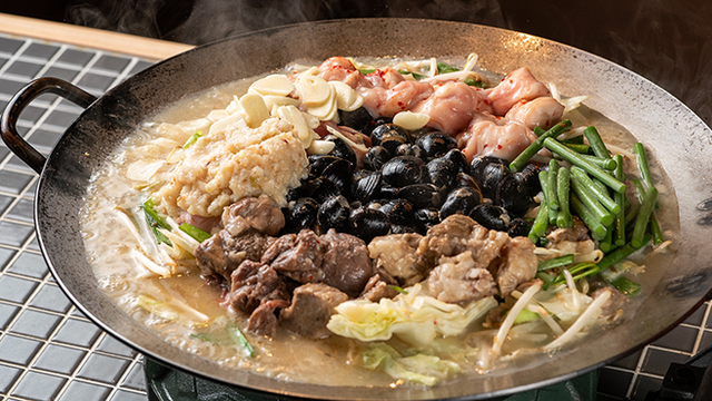 📍大阪東梅田 魅惑の鉄鍋料理 しじみ炊き肉 くにき——————————— ≪しじみ炊き肉≫ ジューシーな⽜ホルモンと⾵味豊かな国産しじみのありそうでなかった組み合わせ。目の前で炊き上がるお鍋は香りだけで飲めちゃいます。 寒い日には温かいものが食べたくなりますよね