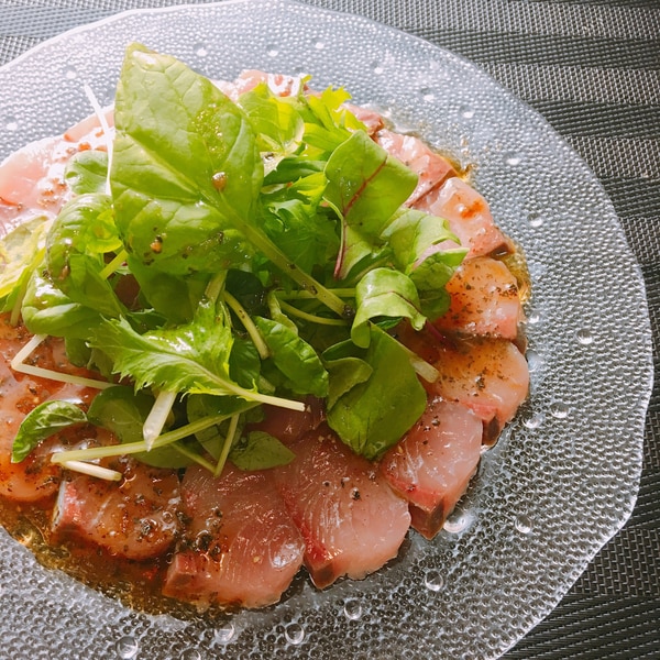 神経〆ハマチのカルパッチョ 黒オリーブ風味 夏野菜とともに。 今年はイサキの入荷が叶わず 🥹 代わりに出会ったのは、驚くほど状態の良いハマチ。丁寧に神経〆され、旨みを引き出した身を、香り高い黒オリーブソースで軽く和えてコクを重ねました。 添えている酸味を