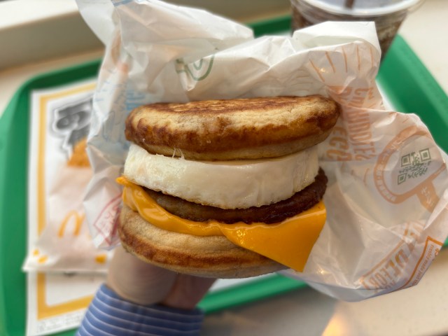 マクドナルド 「朝マック」トリビアを公開! マフィンの上にかかっている粉の正体は? マックグリドルだけにある隠れた秘密とは?マイナビニュース