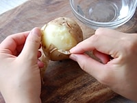 北海道の料理人の じゃがバターの作り方 試してみたら 茹で方や冷まし方の違いでこんなに旨いのか！2024年3月24日- エキサイトニュース