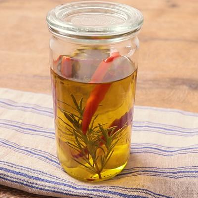 牛肉リブアイ新鮮な肉のステーキ ローズマリーとまな板に白い紙の上を注いだオリーブ オイル。ニンニク、清浄な海の塩、バター、オリーブ オイル古い木製のワークトップにクローズアップの写真素材・画像素材 Image 70325786