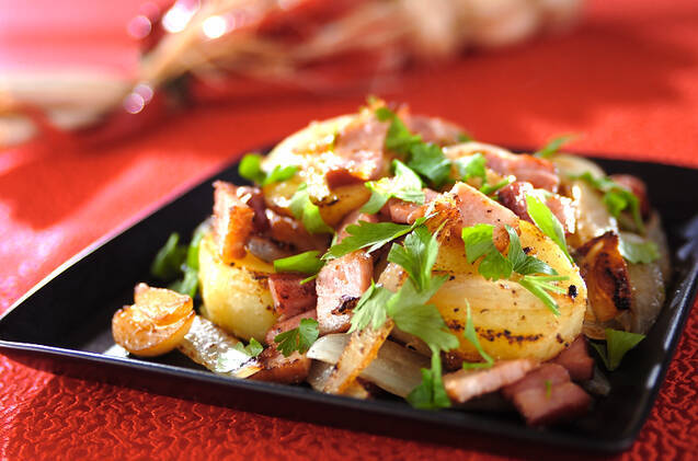 玉ねぎとウインナー、じゃがいもの塩こうじ炒め