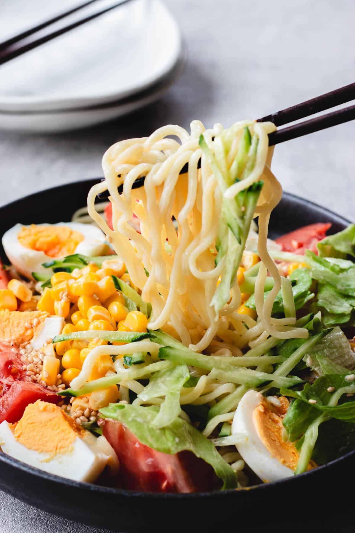 お好きな具材を乗せるだけ!夏にぴったり 冷やしラーメンサラダレシピ一覧レシピ米久株式会社