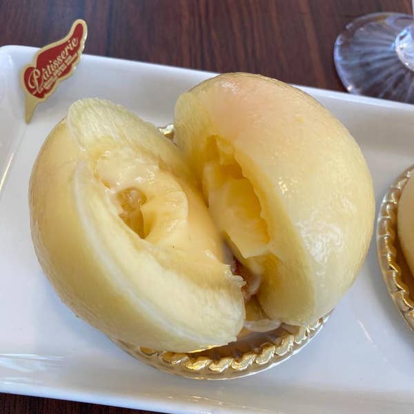 Patisserie Torkuchen トルクーヘン - . 完熟桃の丸ごと桃ケーキ 事前にご予約を承れるようになりました。 大玉の完熟桃 のみ使用しており、贈答品の桃を使用しております。ぜひお召し上がり頂きたい商品です。 販売価格890円税込 中身はカスタードになります。 お手土産