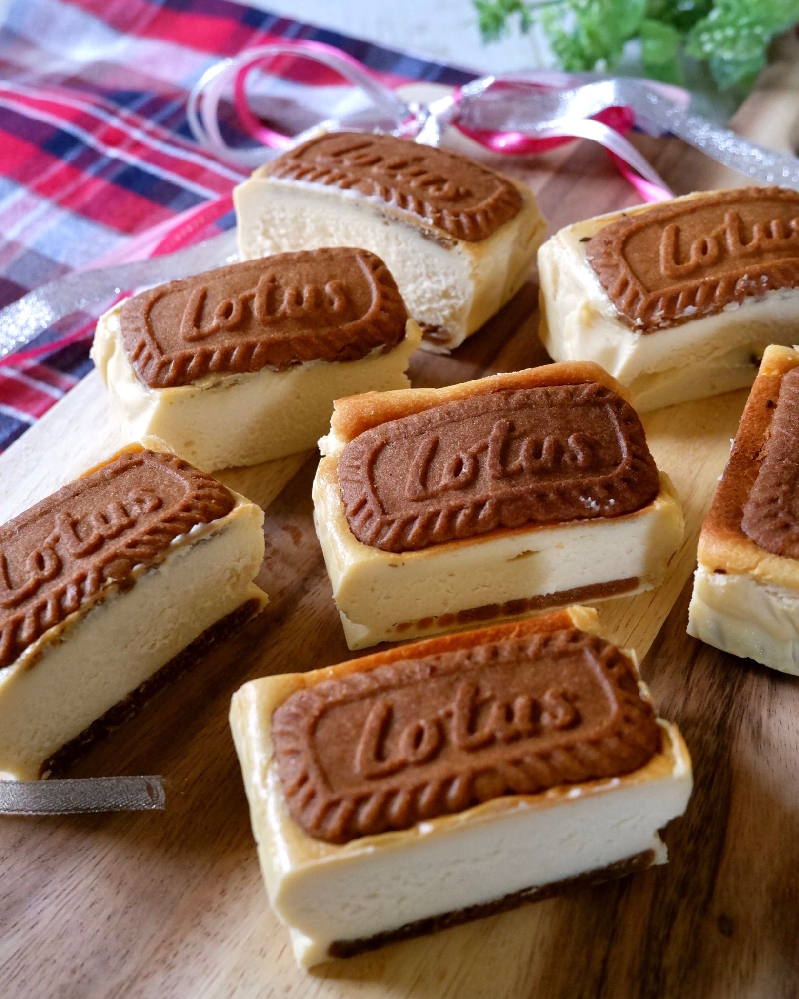 🥯 ・ シナモンベーグルに ザクザク割ったロータスビスケットが たっぷり入ったチーズクリームをサンド ・ ・ @ouchicafe_jp真夏の思い出おうちカフェ ・Hanakogram夏のひんやりスイーツ2020 ・bagelベーグルbagelsandwichベーグルサンドlotusbiscoff