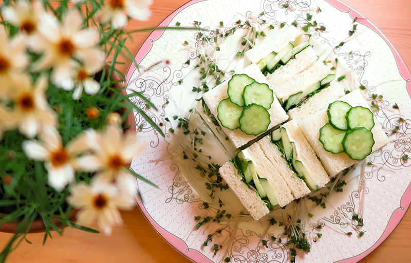 王道のティータイムサンドイッチ 「きゅうりサンドとスモークサーモンサンド」 今日ご紹介するのはご自宅でのティーパーティーやアフタヌーンティーにオススメの2種類「キューカンバーサンドイッチ」 「スモークサーモンサンドイッチ」 をご紹介します