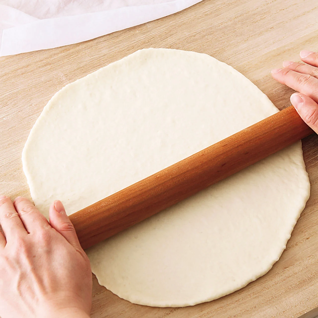 手作りピザの様子🍕 ピザ生地はホームベーカリーで作りました😊 この日は ・強力粉150g ・薄力粉150g ・砂糖大さじ1 ・塩小さじ1・オリーブ油大さじ2 ・牛乳180cc ・ドライイースト小さじ1 でした☺️ どのレシピが1番食べてくれるかなーと 毎回試行錯誤していますが