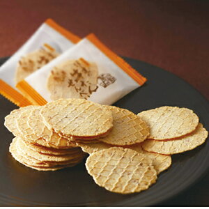 仙台空港 2階総合売店萩では、仙台空港限定 ｢伊達な玉子 6個入税込972円 12個入税込1,944円 ｣を販売中！,宮城県産大豆｢ミヤギシロメ｣の餡をカステラで包み黒と黄色のチョコでコーティング。まさに伊達政宗の甲冑のよう。空港だけで購入できる風味豊かで上品な味わいのお菓子をぜひご賞味下さい！仙台国際空港株式会社Facebook