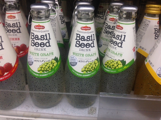 先日収穫したバジルを水につけていたら カエルの卵みたいなものがたくさん😮 と思ってよーくみたらバジルシードドリンクでお馴染みのバジルの種だった❕植物って面白い🌱shunnokitchenやさいの教室やさいの教室ワークショップバジルシード